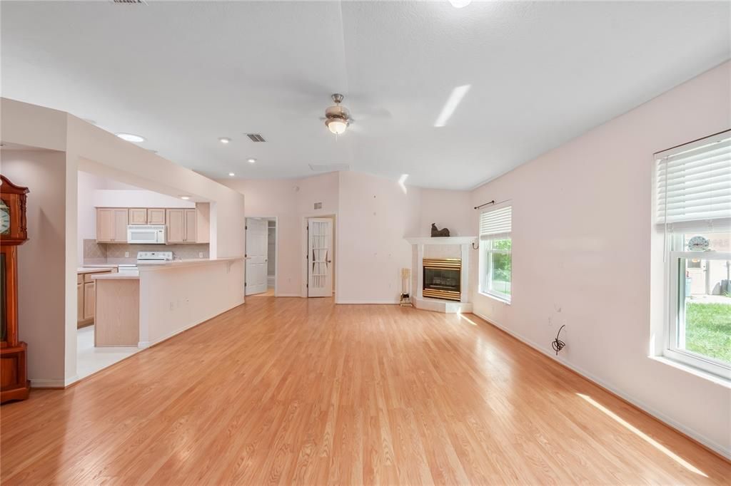 Active With Contract: $322,500 (3 beds, 2 baths, 1602 Square Feet)
