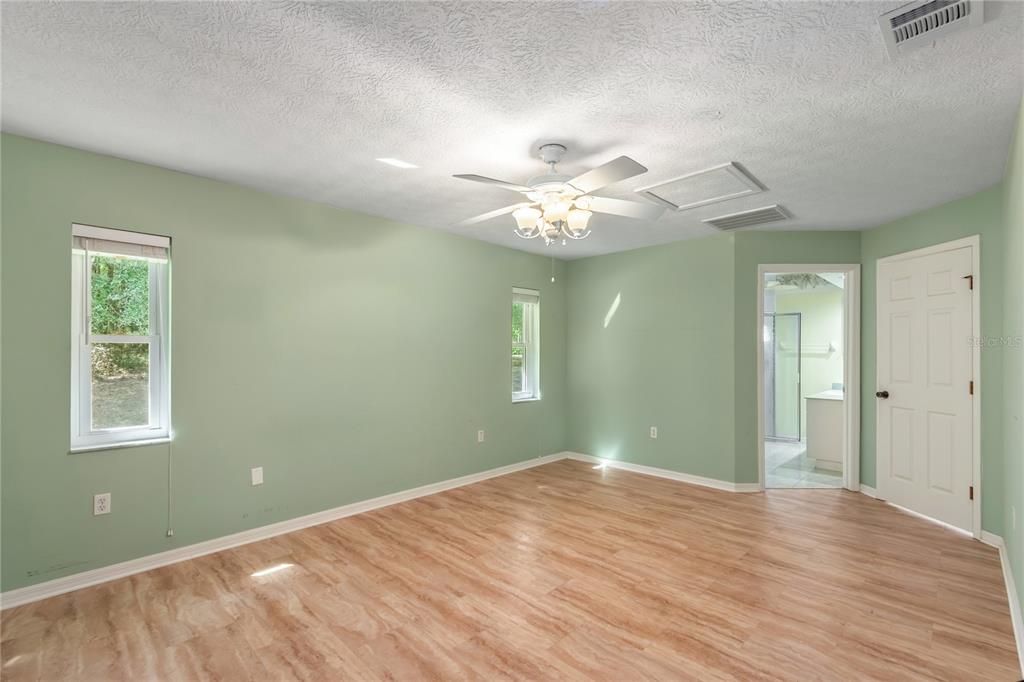 Active With Contract: $322,500 (3 beds, 2 baths, 1602 Square Feet)
