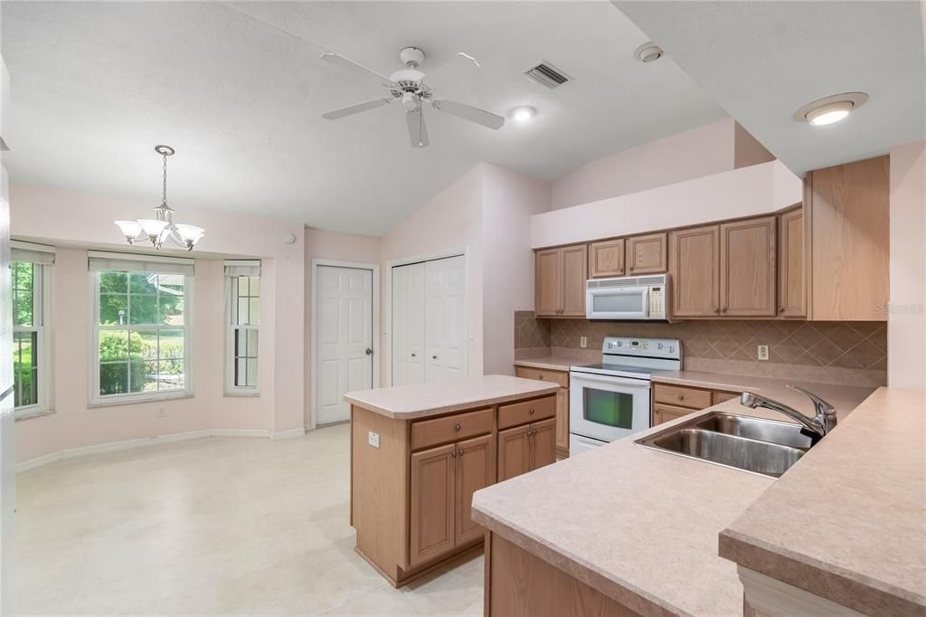 Active With Contract: $322,500 (3 beds, 2 baths, 1602 Square Feet)