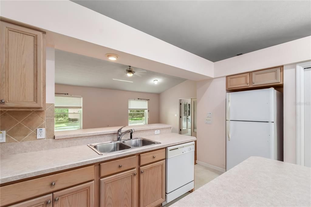 Active With Contract: $322,500 (3 beds, 2 baths, 1602 Square Feet)