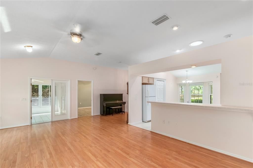 Active With Contract: $322,500 (3 beds, 2 baths, 1602 Square Feet)