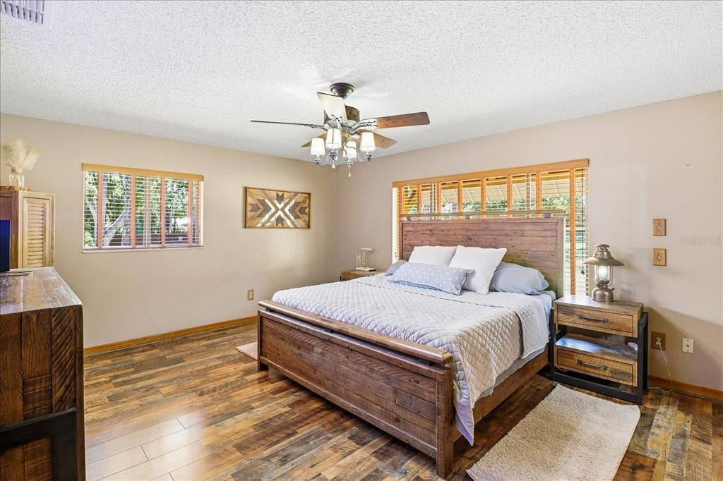 En Venta: $839,900 (3 camas, 2 baños, 2402 Pies cuadrados)