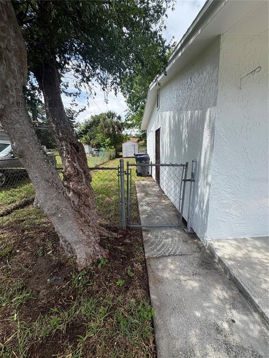 For Sale: $285,000 (4 beds, 2 baths, 1176 Square Feet)