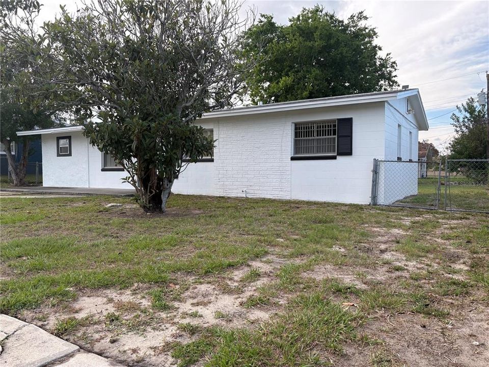 For Sale: $285,000 (4 beds, 2 baths, 1176 Square Feet)