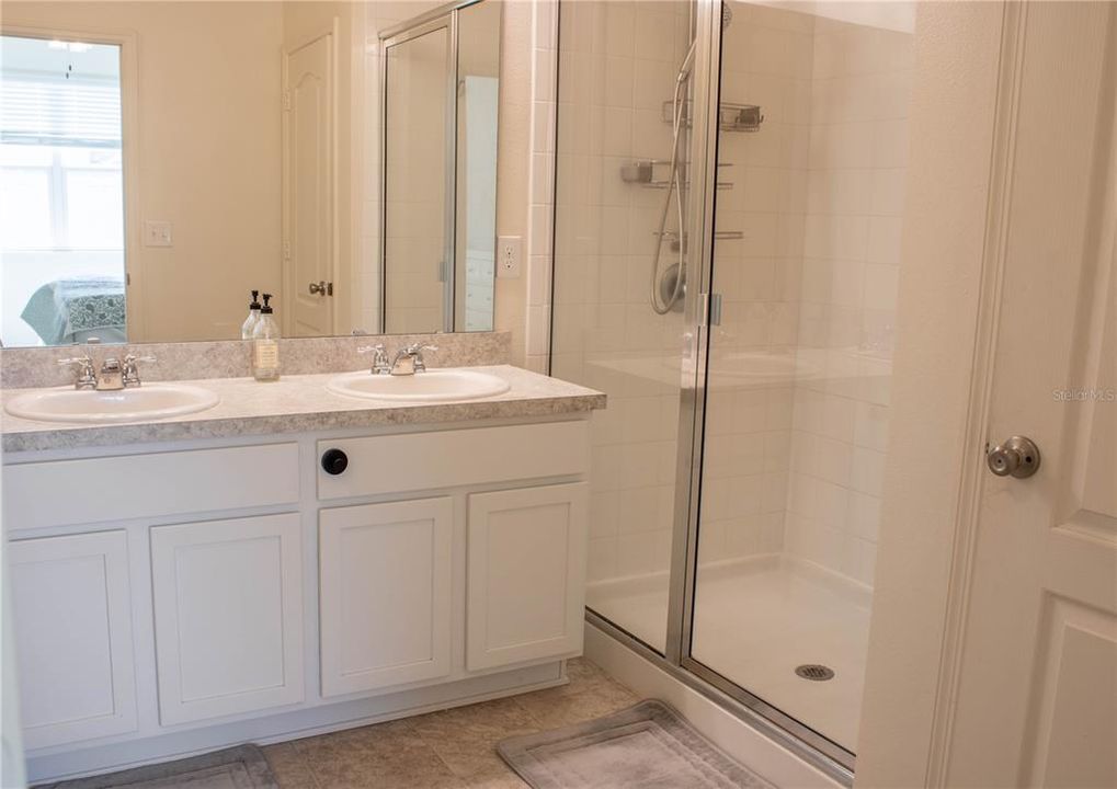 Activo con contrato: $324,900 (4 camas, 2 baños, 1701 Pies cuadrados)