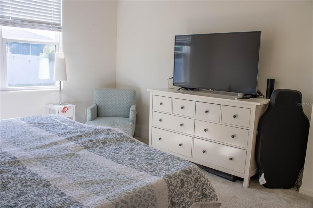Activo con contrato: $324,900 (4 camas, 2 baños, 1701 Pies cuadrados)