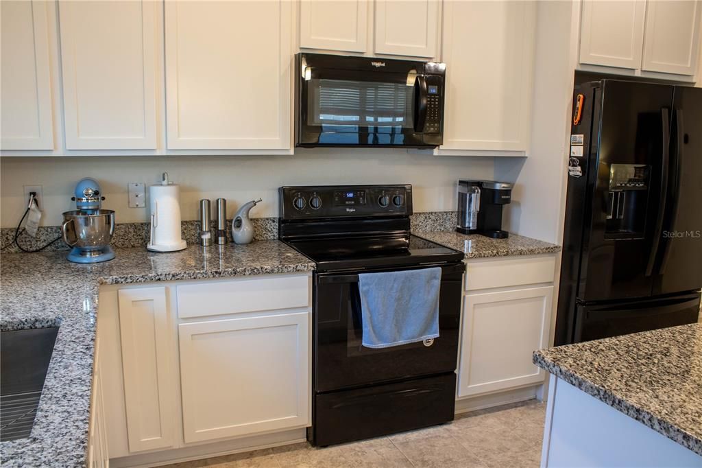 Activo con contrato: $324,900 (4 camas, 2 baños, 1701 Pies cuadrados)