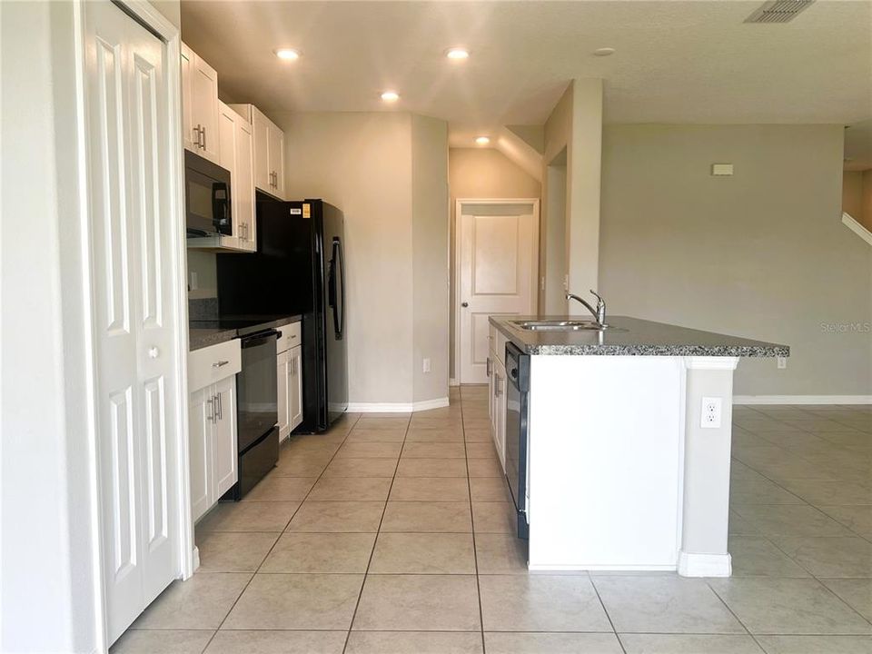 Activo con contrato: $2,400 (4 camas, 2 baños, 1805 Pies cuadrados)