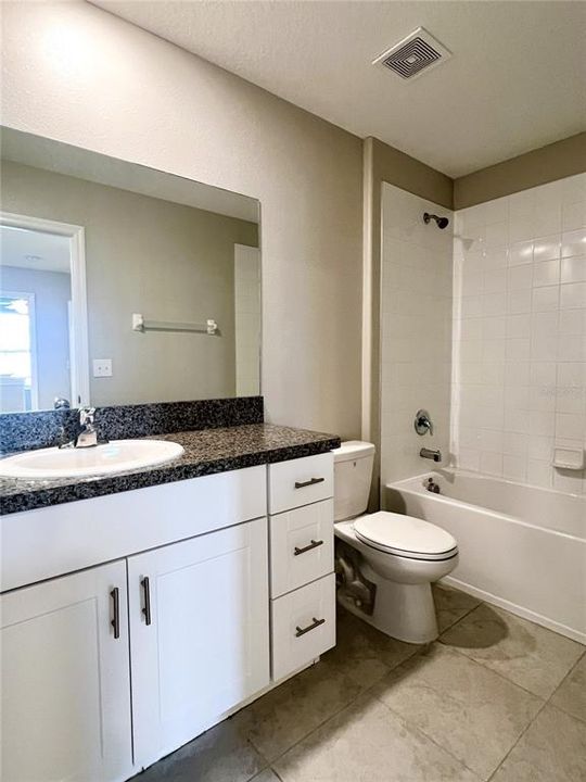 Activo con contrato: $2,400 (4 camas, 2 baños, 1805 Pies cuadrados)