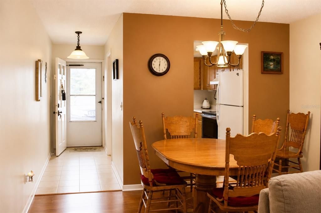 For Sale: $159,900 (2 beds, 2 baths, 1185 Square Feet)
