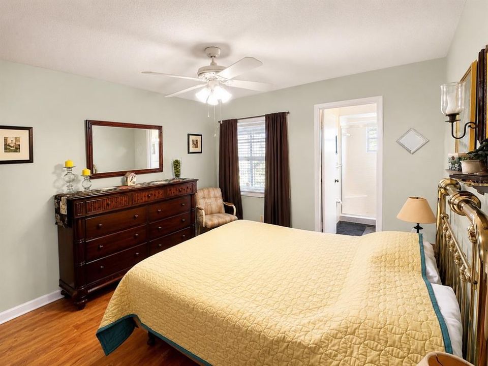For Sale: $159,900 (2 beds, 2 baths, 1185 Square Feet)