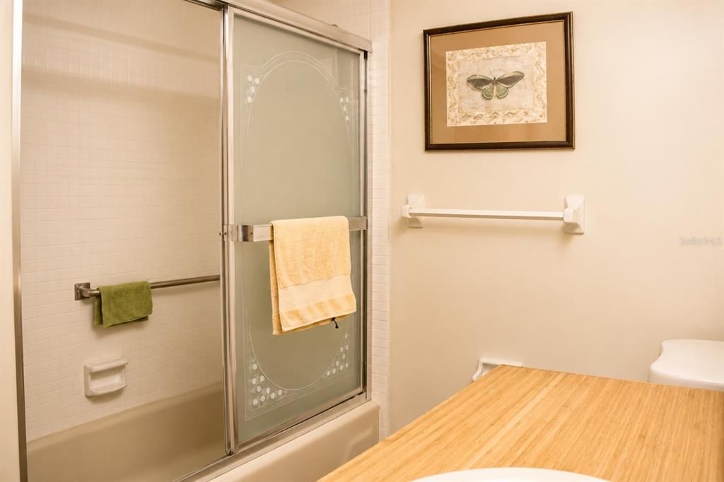 For Sale: $159,900 (2 beds, 2 baths, 1185 Square Feet)