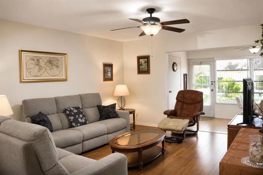 For Sale: $159,900 (2 beds, 2 baths, 1185 Square Feet)