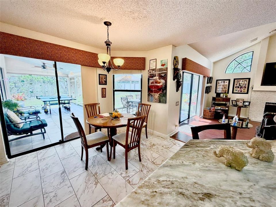 En Venta: $729,900 (3 camas, 3 baños, 2403 Pies cuadrados)