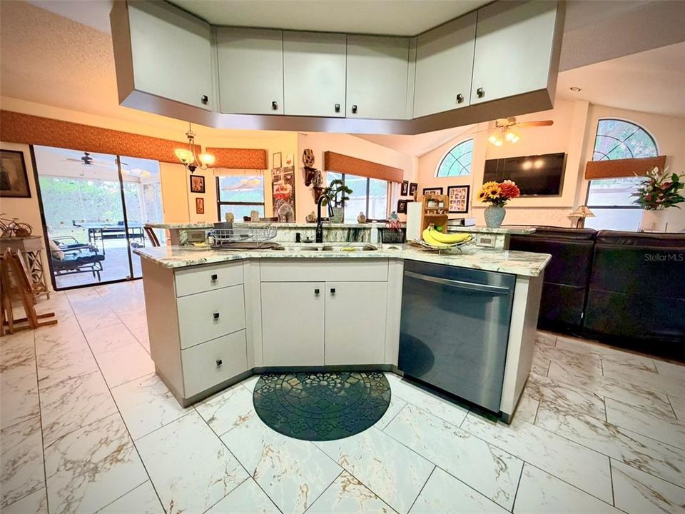 En Venta: $729,900 (3 camas, 3 baños, 2403 Pies cuadrados)