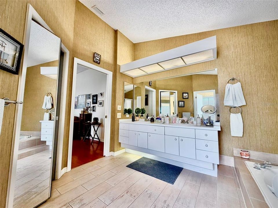 En Venta: $729,900 (3 camas, 3 baños, 2403 Pies cuadrados)