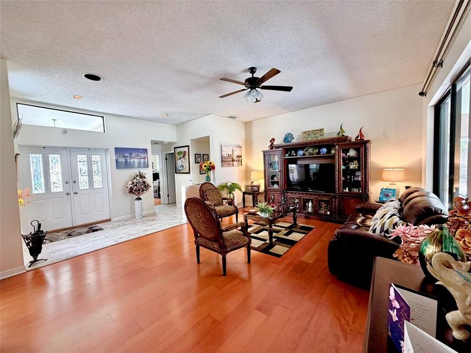 En Venta: $729,900 (3 camas, 3 baños, 2403 Pies cuadrados)