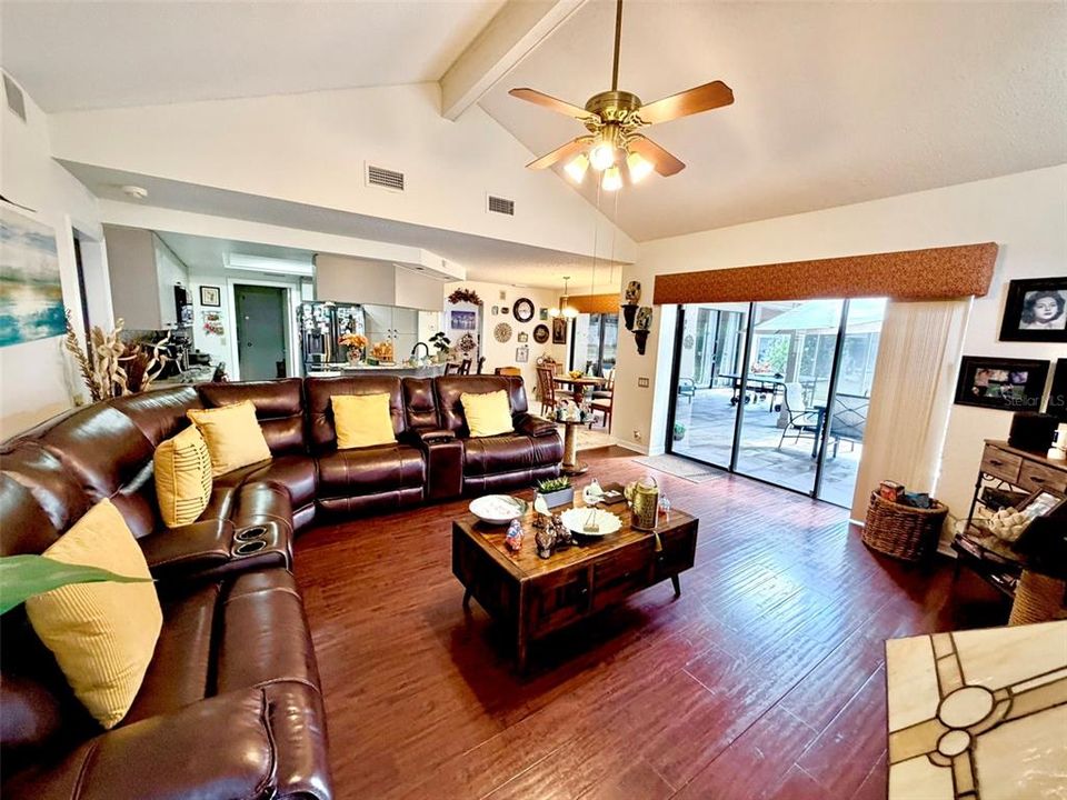 En Venta: $729,900 (3 camas, 3 baños, 2403 Pies cuadrados)