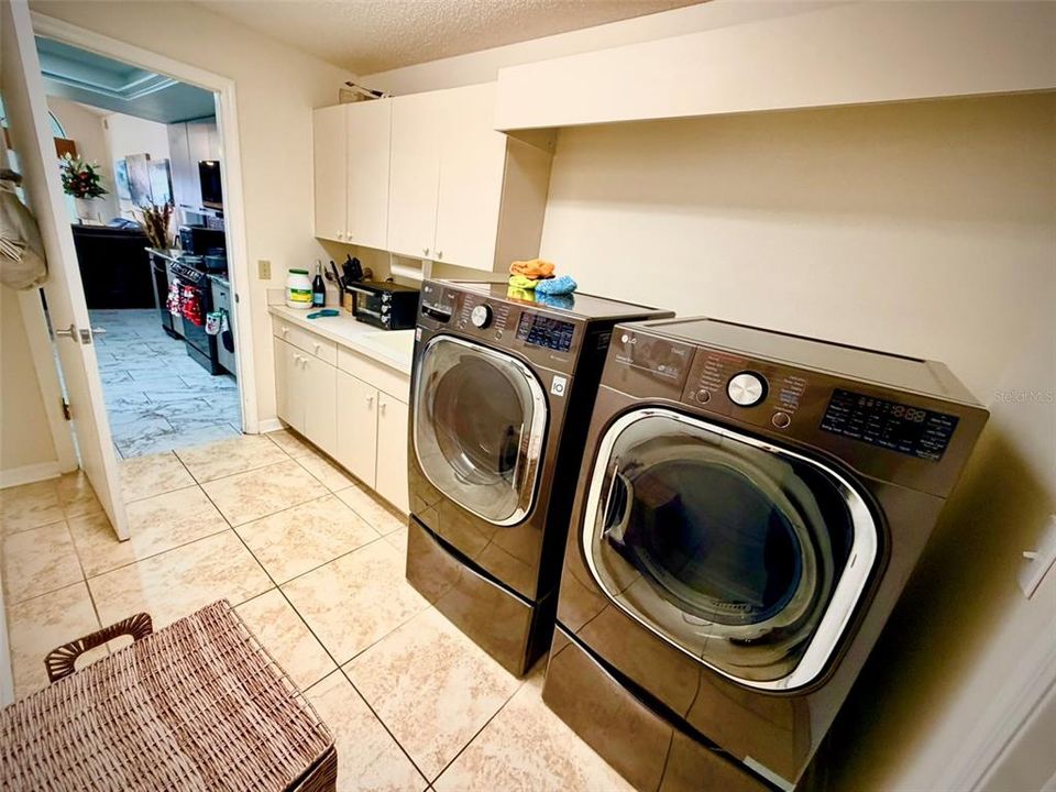 En Venta: $729,900 (3 camas, 3 baños, 2403 Pies cuadrados)