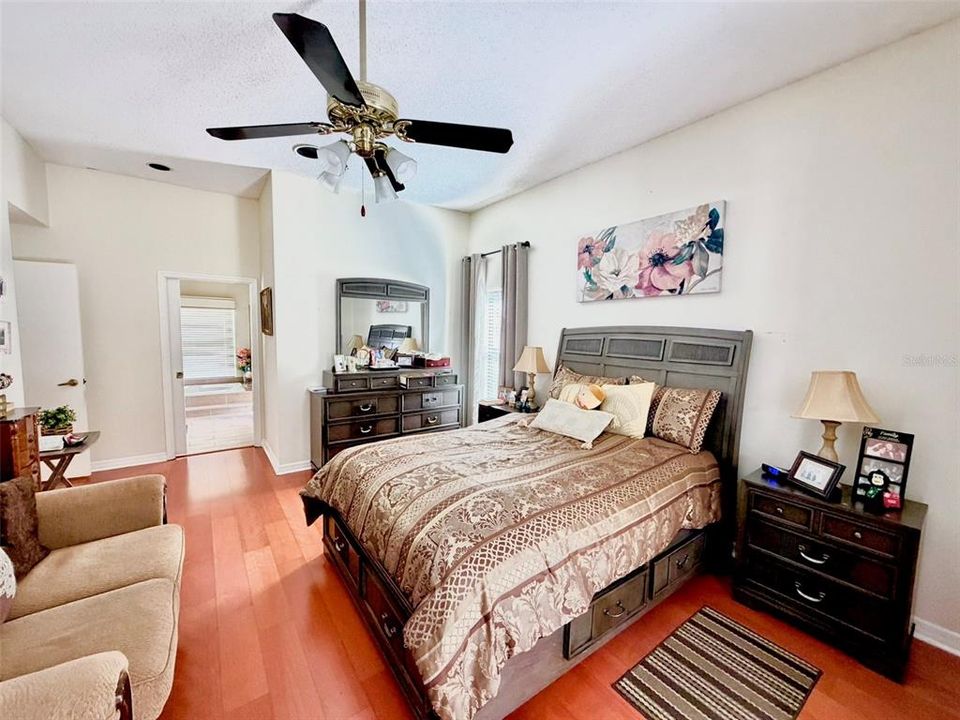 En Venta: $729,900 (3 camas, 3 baños, 2403 Pies cuadrados)