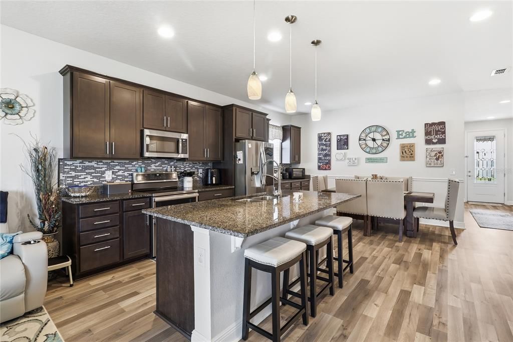 For Sale: $319,000 (3 beds, 2 baths, 1667 Square Feet)