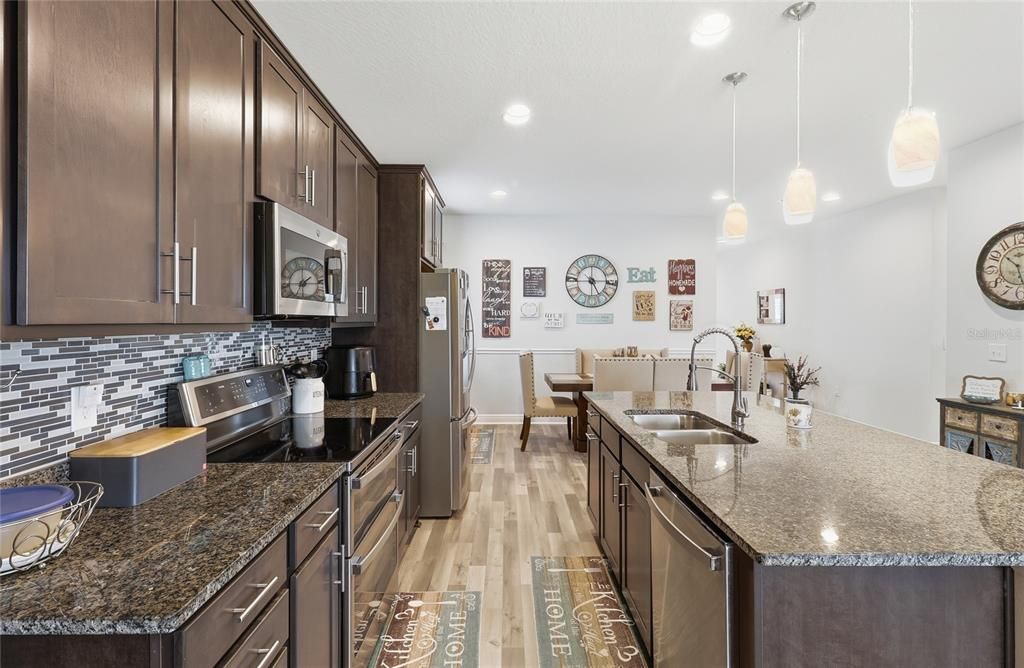 For Sale: $319,000 (3 beds, 2 baths, 1667 Square Feet)