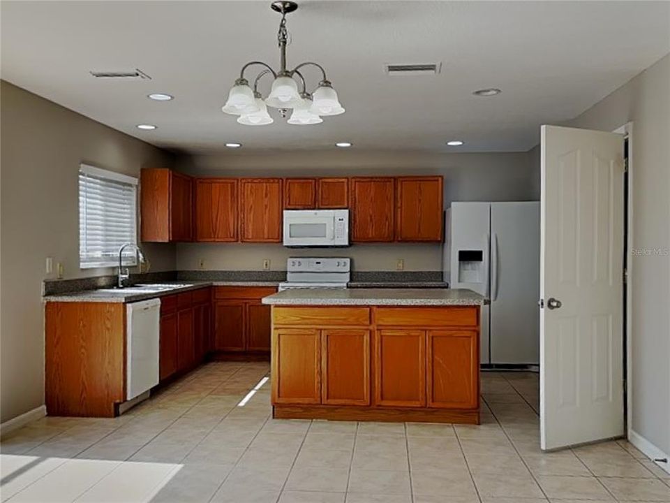 В аренду: $2,559 (3 спален, 2 ванн, 2369 Квадратных фут)