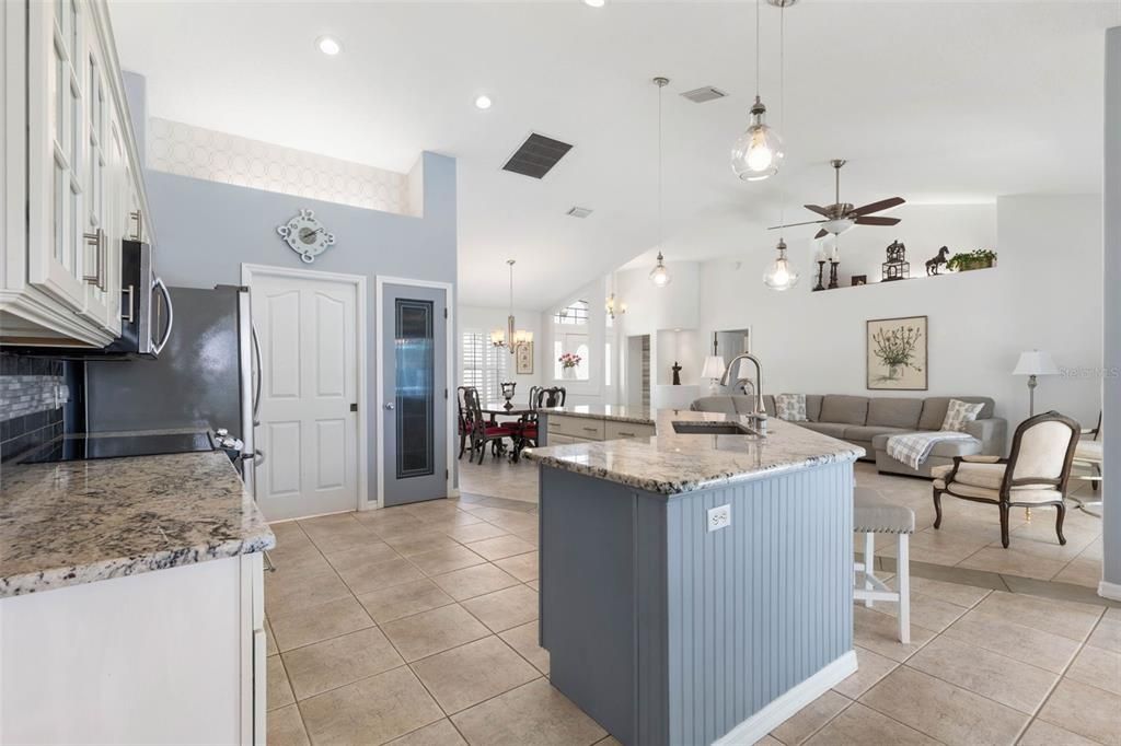 Activo con contrato: $429,000 (3 camas, 2 baños, 1899 Pies cuadrados)