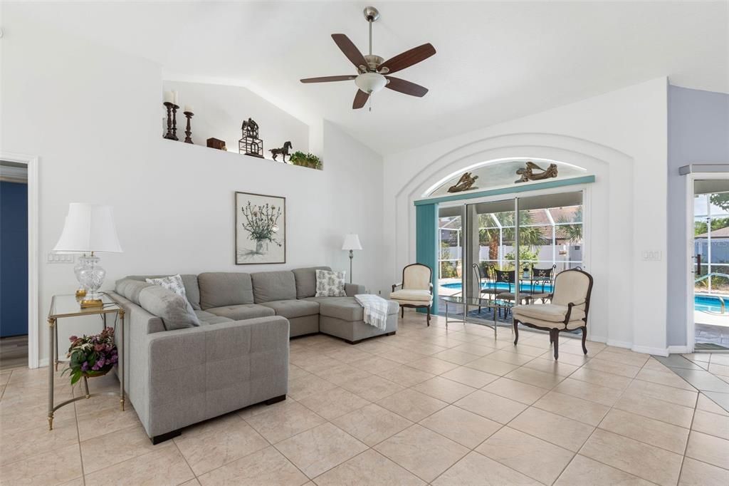 Activo con contrato: $429,000 (3 camas, 2 baños, 1899 Pies cuadrados)