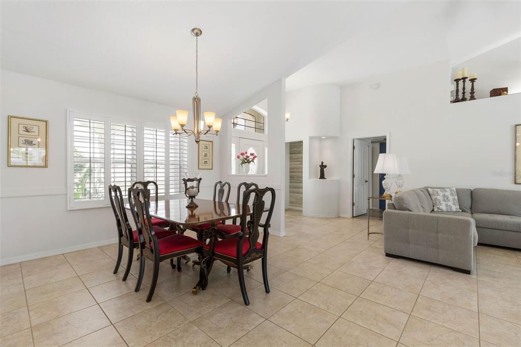 Activo con contrato: $429,000 (3 camas, 2 baños, 1899 Pies cuadrados)