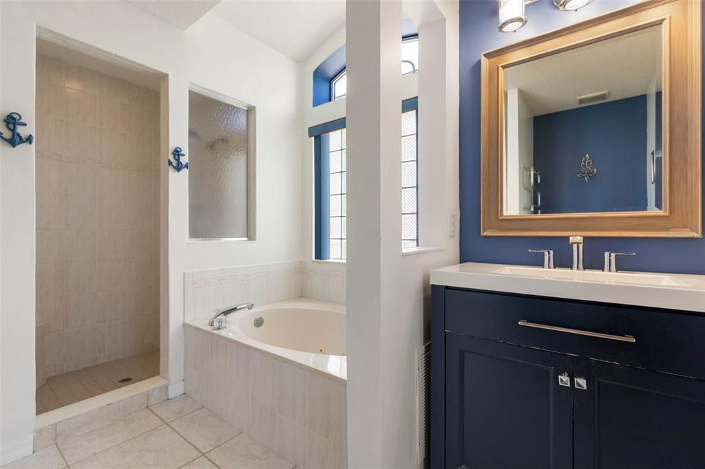 Activo con contrato: $429,000 (3 camas, 2 baños, 1899 Pies cuadrados)