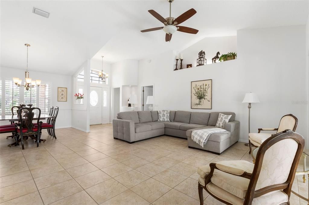 Activo con contrato: $429,000 (3 camas, 2 baños, 1899 Pies cuadrados)