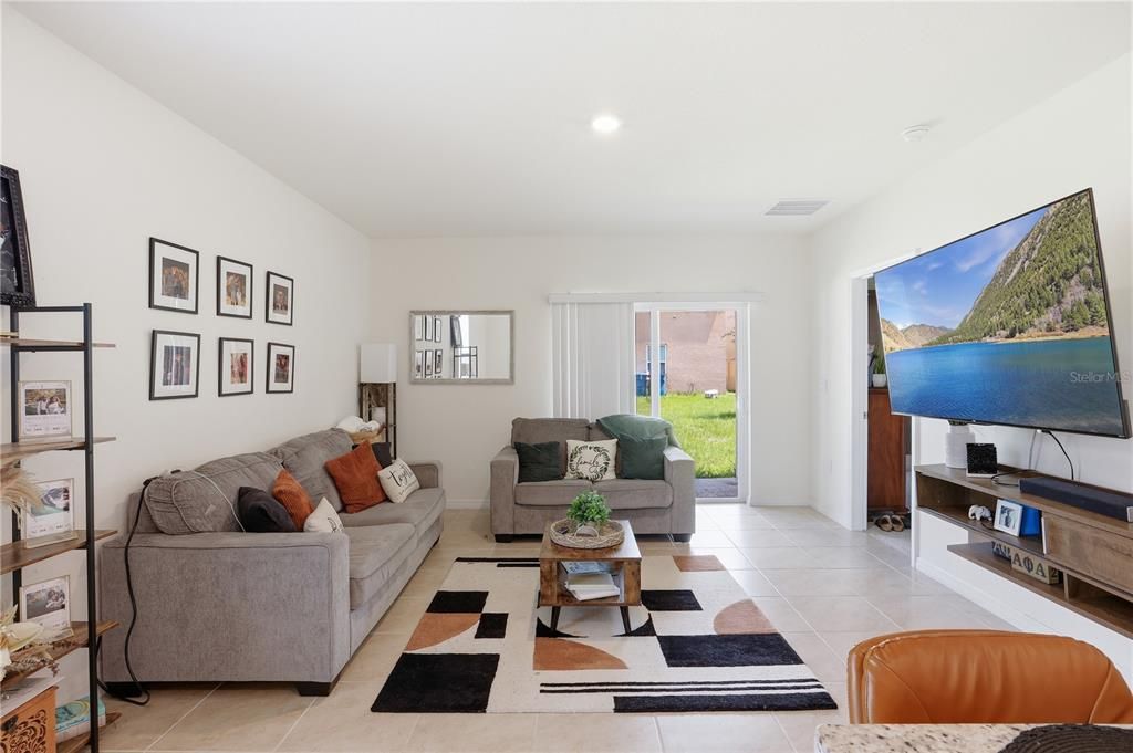 For Rent: $2,400 (3 beds, 2 baths, 1516 Square Feet)