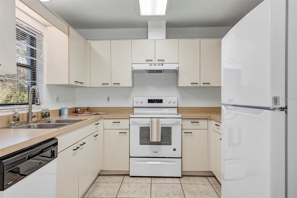 На продажу: $239,900 (2 спален, 2 ванн, 1080 Квадратных фут)