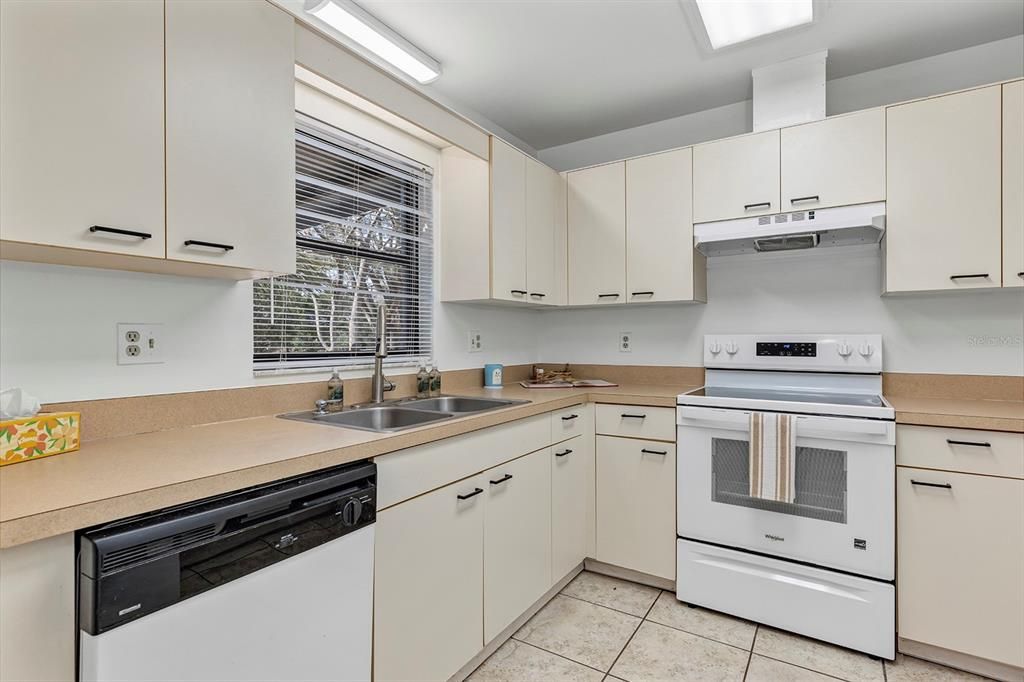 На продажу: $239,900 (2 спален, 2 ванн, 1080 Квадратных фут)