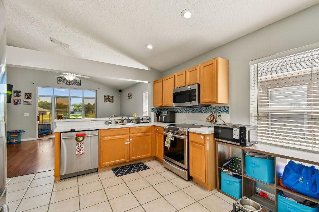 For Sale: $444,900 (3 beds, 2 baths, 1599 Square Feet)
