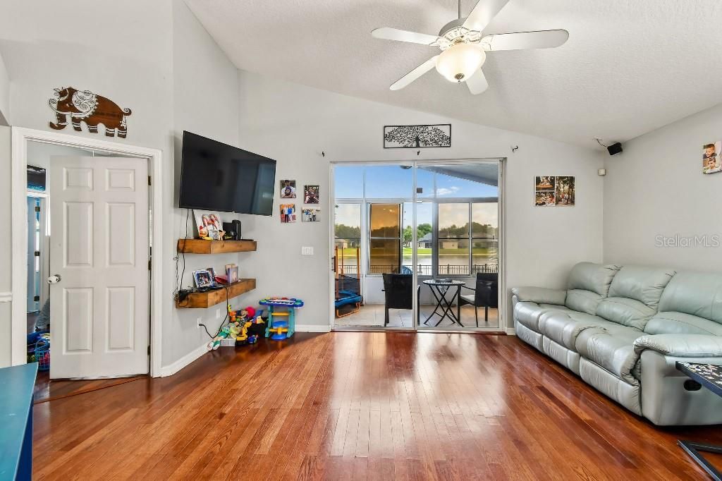 For Sale: $444,900 (3 beds, 2 baths, 1599 Square Feet)
