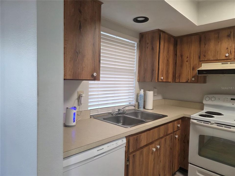 For Rent: $1,400 (1 beds, 1 baths, 555 Square Feet)