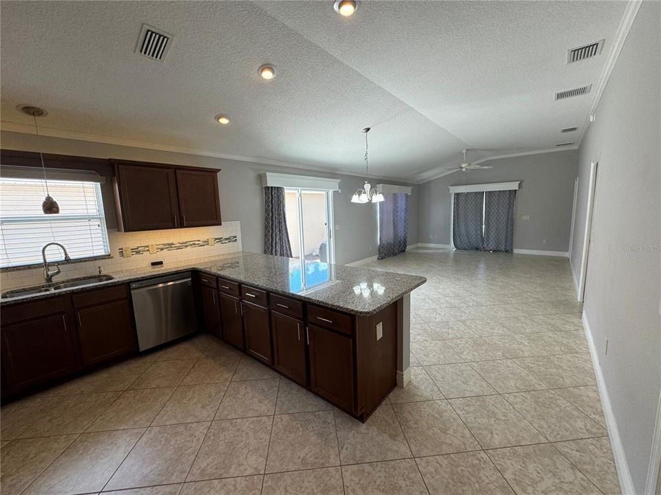 For Rent: $2,500 (3 beds, 2 baths, 1416 Square Feet)