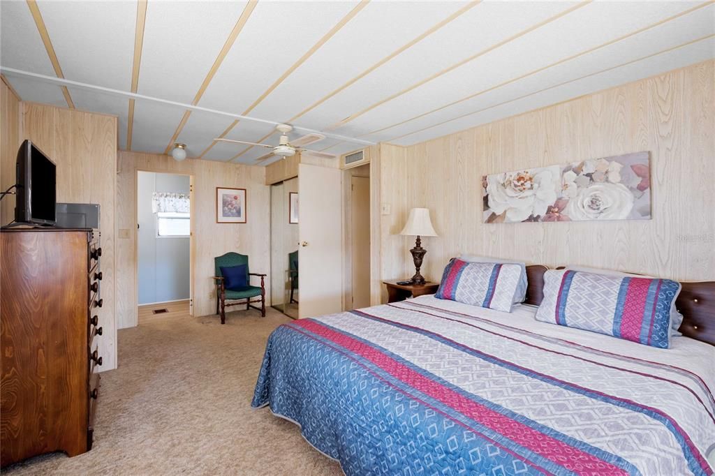 For Sale: $124,900 (2 beds, 2 baths, 1056 Square Feet)