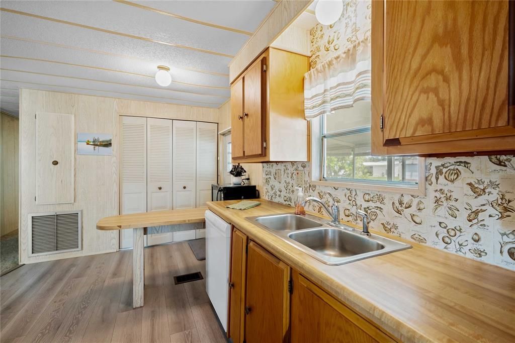 For Sale: $124,900 (2 beds, 2 baths, 1056 Square Feet)