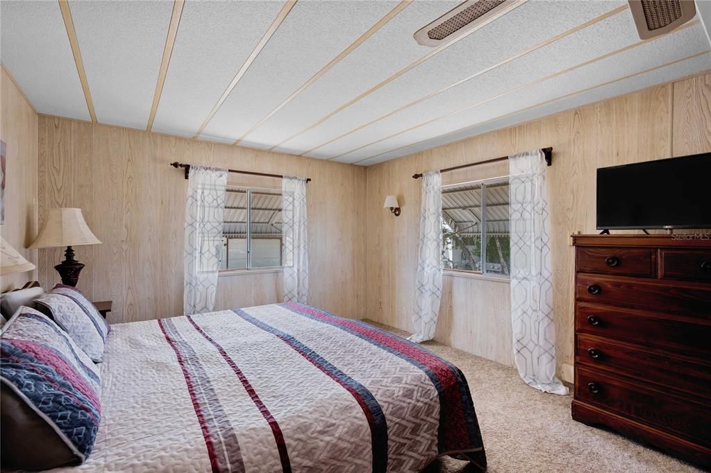 For Sale: $124,900 (2 beds, 2 baths, 1056 Square Feet)