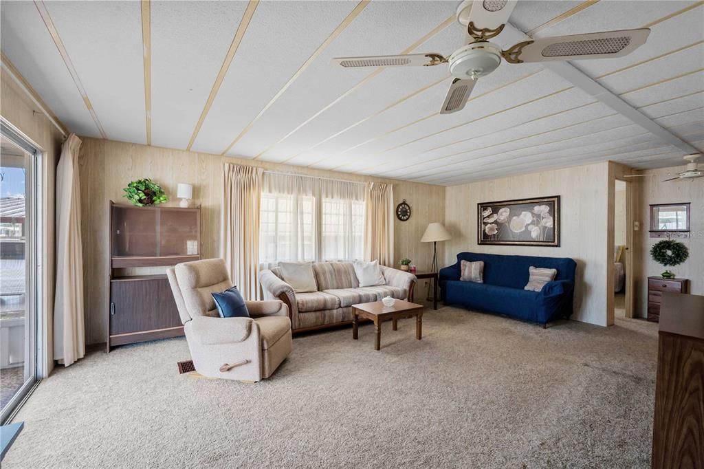 For Sale: $124,900 (2 beds, 2 baths, 1056 Square Feet)