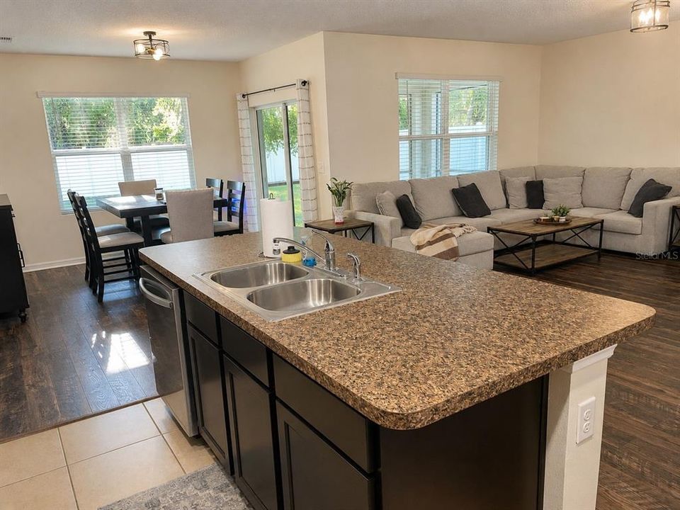 For Sale: $304,900 (3 beds, 2 baths, 1670 Square Feet)