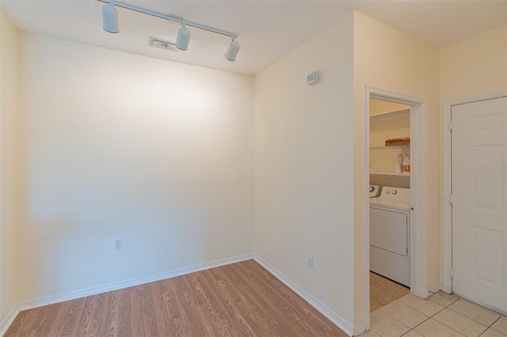 Activo con contrato: $215,000 (2 camas, 2 baños, 1046 Pies cuadrados)