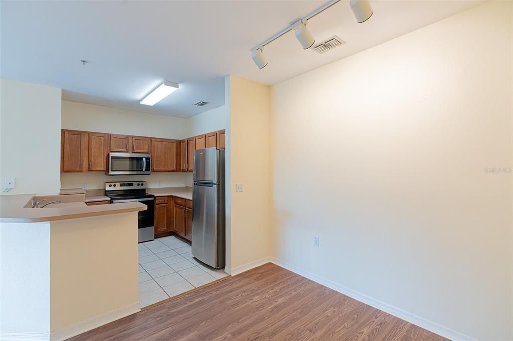 Activo con contrato: $215,000 (2 camas, 2 baños, 1046 Pies cuadrados)