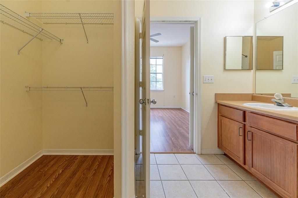 Activo con contrato: $215,000 (2 camas, 2 baños, 1046 Pies cuadrados)