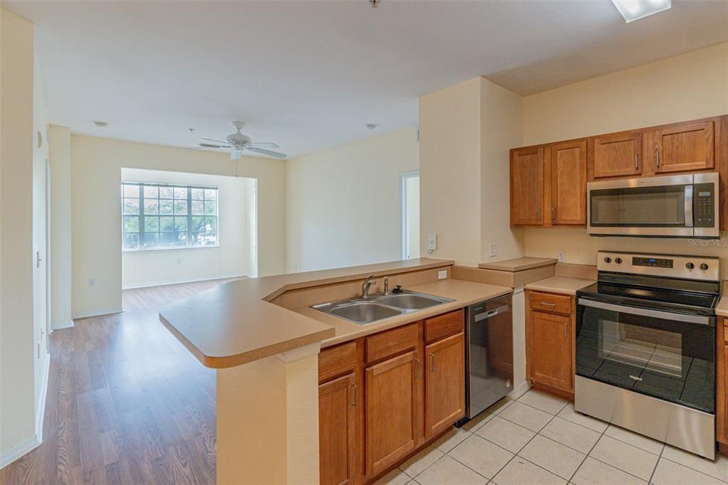 Activo con contrato: $215,000 (2 camas, 2 baños, 1046 Pies cuadrados)