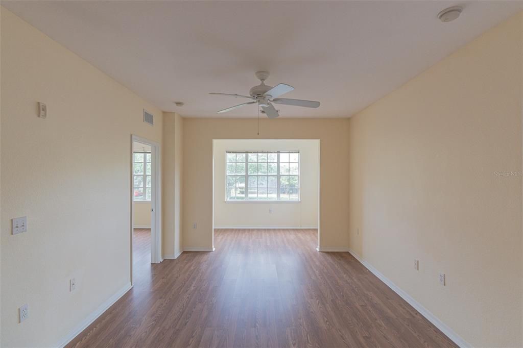 Activo con contrato: $215,000 (2 camas, 2 baños, 1046 Pies cuadrados)