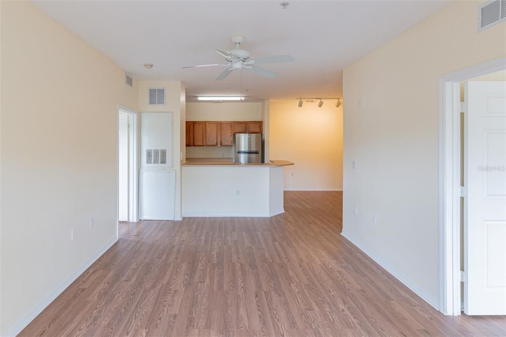 Activo con contrato: $215,000 (2 camas, 2 baños, 1046 Pies cuadrados)